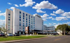 un edificio blanco con un cartel delante en DoubleTree by Hilton Hotel Niagara Falls New York, en Niagara Falls