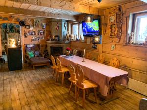 Televízia a/alebo spoločenská miestnosť v ubytovaní APLIT GUEST HOUSE