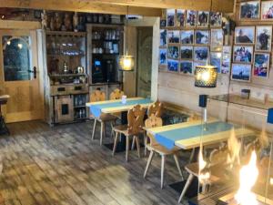 Reštaurácia alebo iné gastronomické zariadenie v ubytovaní APLIT GUEST HOUSE