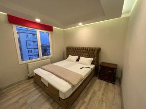 Säng eller sängar i ett rum på XANTHOS APART HOTEL Midyat Merkezde