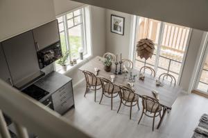 cocina y comedor con mesa y sillas en Modern nybyggd lägenhet i Orsa Grönklitt, en Orsa