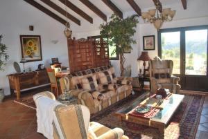 ein Wohnzimmer mit einem Sofa und einem Tisch in der Unterkunft El Mirador in Jimena de la Frontera
