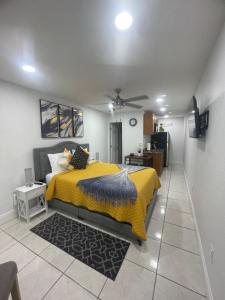 a bedroom with a bed with a yellow blanket at tranquilo y fantastico apartamento cerca de playas y areopuerto in Tampa