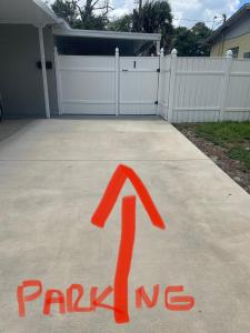 an arrow is painted on a driveway in front of a house at tranquilo y fantastico apartamento cerca de playas y areopuerto in Tampa