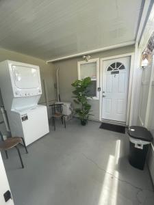 una sala de estar con una puerta y una planta en ella en tranquilo y fantastico apartamento cerca de playas y areopuerto en Tampa
