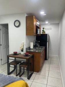 a small kitchen with a table and a refrigerator at tranquilo y fantastico apartamento cerca de playas y areopuerto in Tampa
