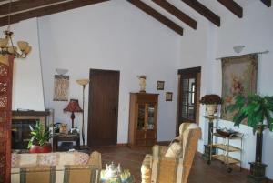 ein Wohnzimmer mit Sofas und Stühlen im Zimmer in der Unterkunft El Mirador in Jimena de la Frontera