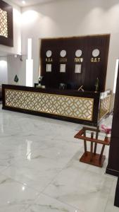 un vestíbulo con escritorio y un banco en una habitación en ريف للشقق الفندقية en Medina