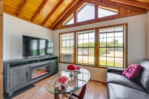 ein Wohnzimmer mit einem Kamin und einem Glastisch in der Unterkunft Everglades City Trailer Cabin with Boat Slip! in Everglades City