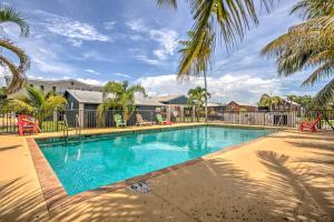 einen Pool mit Palmen im Hof in der Unterkunft Everglades City Trailer Cabin with Boat Slip! in Everglades City
