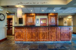 un bar en una tienda con armarios de madera en Hilton Garden Inn Boise / Eagle en Eagle