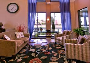 Χώρος καθιστικού στο DoubleTree by Hilton Buffalo-Amherst