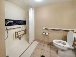 Ένα μπάνιο στο DoubleTree by Hilton Buffalo-Amherst