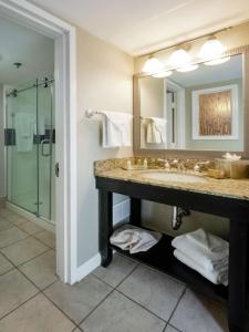 y baño con lavabo y ducha. en DoubleTree by Hilton Buffalo-Amherst en Amherst