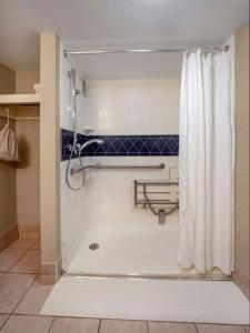 Ένα μπάνιο στο DoubleTree by Hilton Buffalo-Amherst
