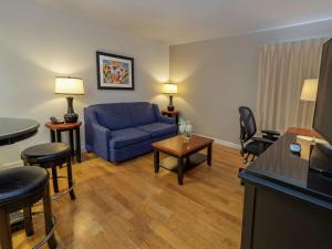 Χώρος καθιστικού στο DoubleTree by Hilton Buffalo-Amherst