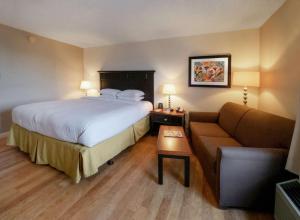 Ένα ή περισσότερα κρεβάτια σε δωμάτιο στο DoubleTree by Hilton Buffalo-Amherst