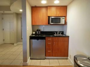 Η κουζίνα ή μικρή κουζίνα στο DoubleTree by Hilton Buffalo-Amherst
