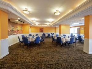 Χώρος καθιστικού στο DoubleTree by Hilton Buffalo-Amherst
