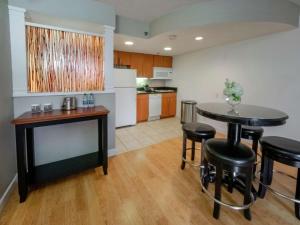 Η κουζίνα ή μικρή κουζίνα στο DoubleTree by Hilton Buffalo-Amherst