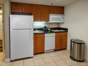 Η κουζίνα ή μικρή κουζίνα στο DoubleTree by Hilton Buffalo-Amherst