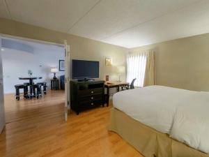 a bedroom with a bed and a flat screen tv at DoubleTree by Hilton Buffalo-Amherst in Amherst