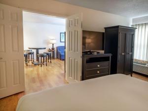 Η κουζίνα ή μικρή κουζίνα στο DoubleTree by Hilton Buffalo-Amherst