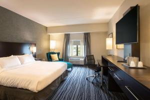 een hotelkamer met een bed en een bureau bij The Mosey Buffalo Williamsville Tapestry Collection Hilton in Williamsville