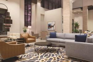 Zona d'estar a Embassy Suites by Hilton McAllen Convention Center