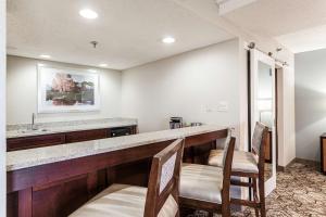 孟菲斯希尔顿逸林酒店的休息区