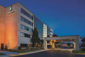 un edificio de oficinas con un estacionamiento delante de él en Embassy Suites by Hilton Milwaukee Brookfield, en Brookfield