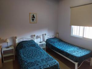 1 dormitorio con 2 camas y ventana en Departamento Benielli en San Rafael
