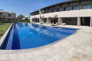 een groot zwembad voor een gebouw bij Luxury at a great price in San Miguel in San Miguel de Allende