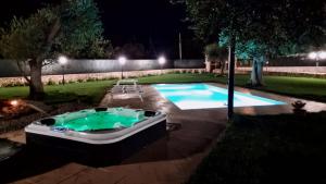 - une piscine avec un bateau dans une cour la nuit dans l'établissement Rosmat's house, à Conversano