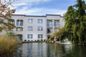 un bâtiment avec un étang devant lui dans l'établissement DoubleTree Suites by Hilton Mount Laurel, à Mount Laurel