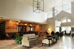 un vestíbulo de un hotel con sillas y mesas en DoubleTree Suites by Hilton Mount Laurel, en Mount Laurel