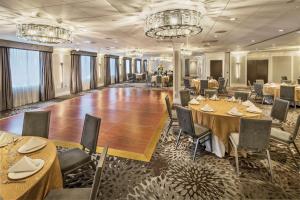 um salão de banquetes com mesas, cadeiras e lustres em DoubleTree by Hilton Nanuet em Nanuet
