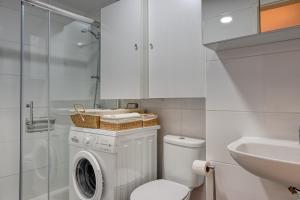 Phòng tắm tại Blue Wave, a Home in Madeira