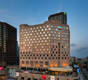 un grand bâtiment avec une horloge en haut dans l'établissement DoubleTree By Hilton Montreal, à Montréal