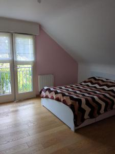 1 dormitorio con 1 cama y 2 ventanas grandes en Villa Elena, en Camphin-en-Pévèle