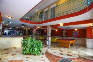 un vestíbulo del hotel con una mesa y una escalera en Hotel Santa Maria en Cancún