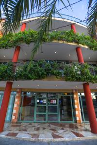 um edifício com plantas ao lado dele em Hotel Santa Maria em Cancún