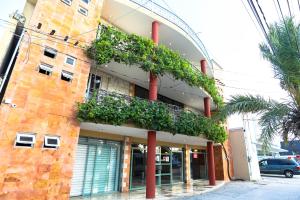 un edificio con plantas a su lado en Hotel Santa Maria en Cancún