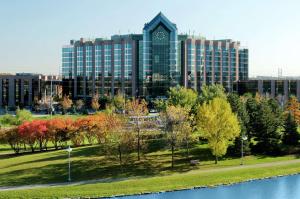 un gran edificio con una torre de reloj en una ciudad en Hilton Suites Toronto-Markham Conference Centre & Spa, en Markham