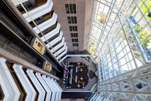 una vista aérea de una escalera en un edificio en Hilton Suites Toronto-Markham Conference Centre & Spa, en Markham