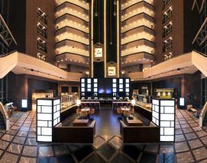 Un vestíbulo de un hotel con mesas y sillas. en Hilton Suites Toronto-Markham Conference Centre & Spa, en Markham