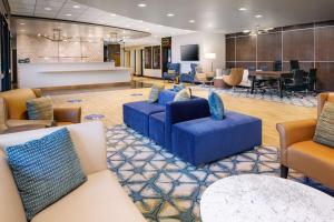 安娜堡的住宿－DoubleTree by Hilton Ann Arbor, MI，大堂配有沙发、椅子和桌子