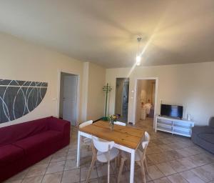 uma sala de estar com uma mesa e um sofá em Agriturismo La Mussia em Castelnuovo