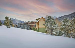 un edificio en una colina cubierta de nieve con árboles en The Keystone Lodge and Spa by Keystone Resort en Keystone