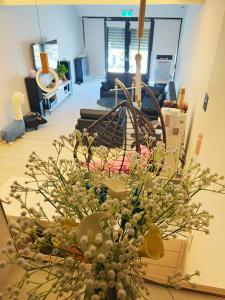 a vase of flowers on a table in a living room at 墾丁南灣包棟 光宿宅旅少人也可包棟 in Nanwan